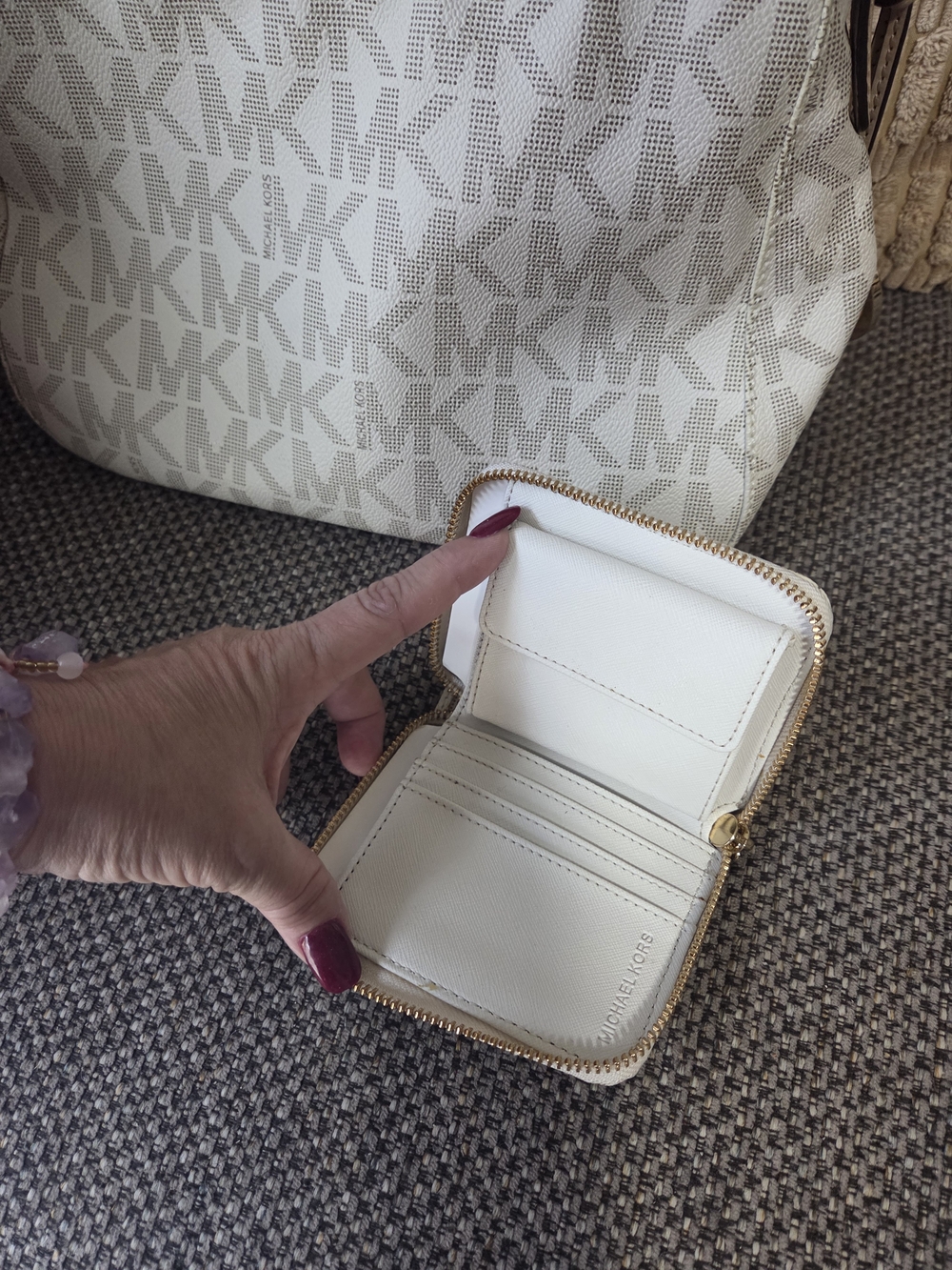 Michael Kors Cream Logo Shoulder Bag with Matching Wallet - Picture 3 of 3